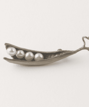 Pea Pod Brooch 4 Pearls